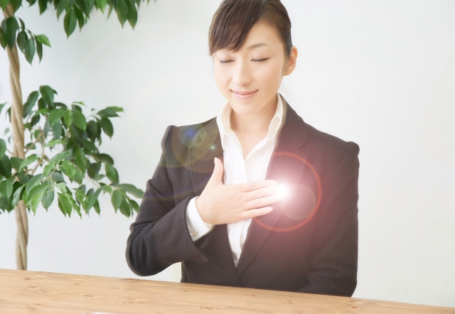 キラリと光るスーツを着た女性