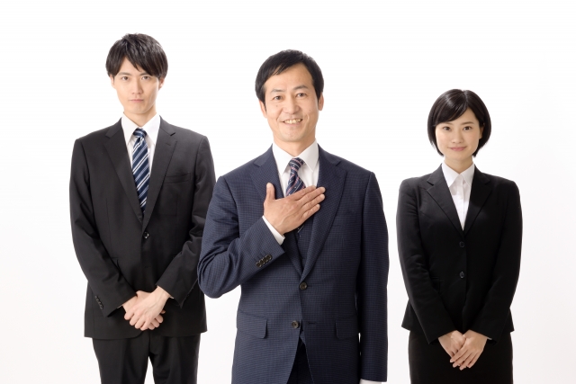 スーツを着たスタッフ3人