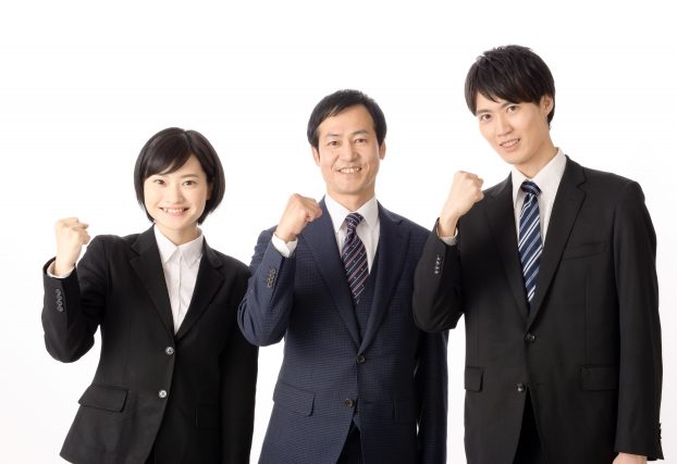 スーツを着たスタッフ3人ガッツポーズ