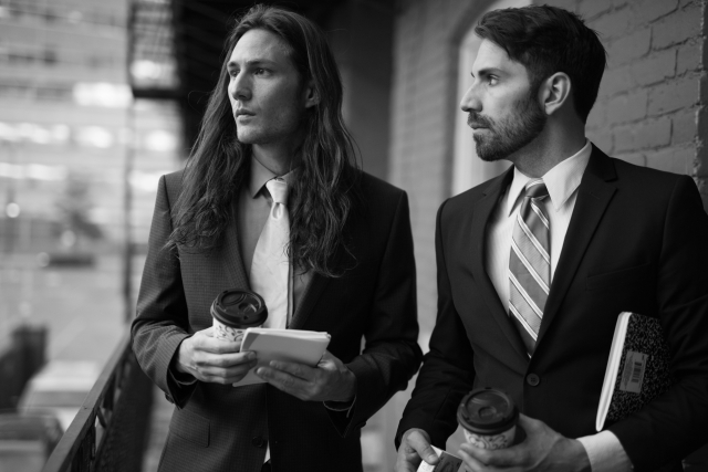 探偵マイスタースーツを着た西洋人2人